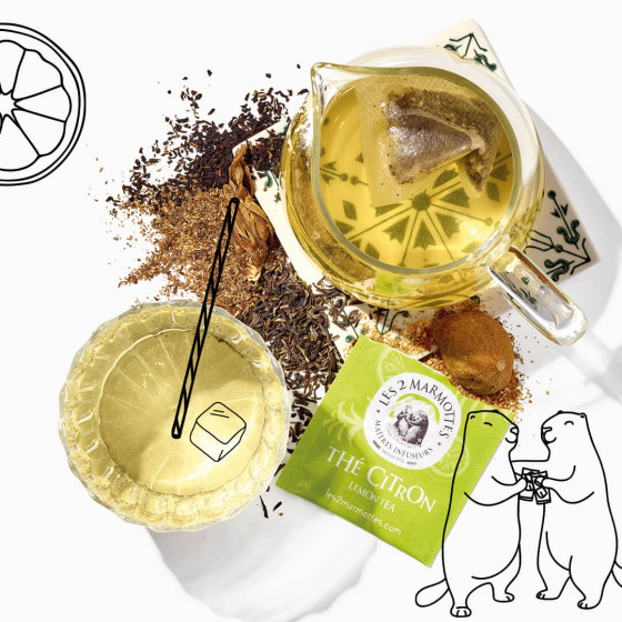 Pour un thé citron glacé maison bio, infusez le thé et faites refroidir en retirant les sachets Pour un thé citron glacé maison bio, infusez le thé et faites refroidir en retirant les sachets