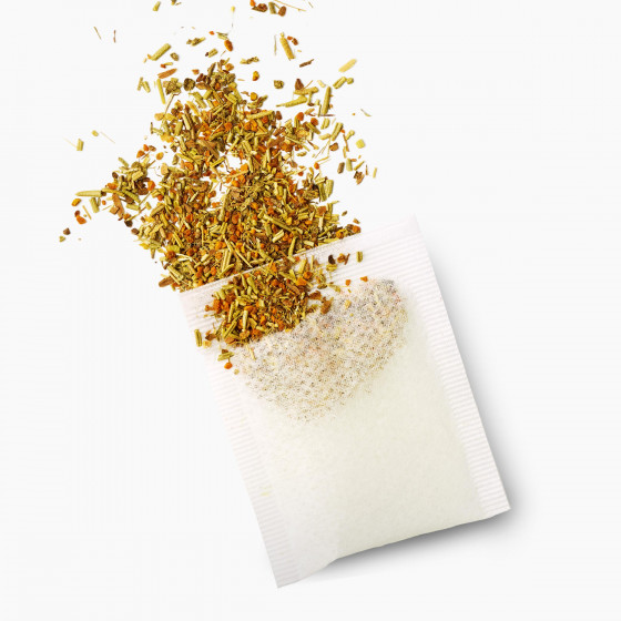 Sachet de tisane Detox et vous ouvert pour montrer les plantes à l'intérieur