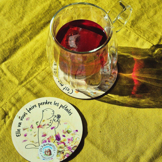 Sous mugs décorés de pétales de fleurs et d'une citation rigolote, pour la fête des grands mères ou la fête des mères Sous mugs décorés de pétales de fleurs et d'une citation rigolote, pour la fête des grands mères ou la fête des mères