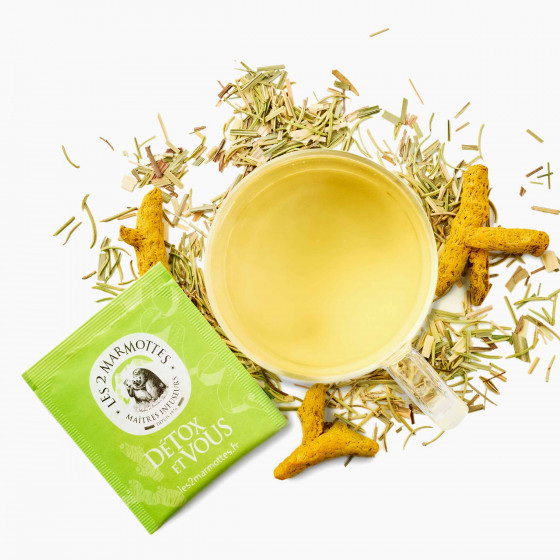Tasse de tisane detox avec les ingrédients : que des plantes, pas d'arômes Tasse de tisane detox avec les ingrédients : que des plantes, pas d'arômes