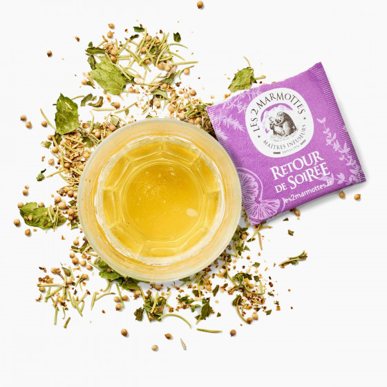Infusion Retour de soirée, tasse de tisane et sachet violet Infusion Retour de soirée, tasse de tisane et sachet violet