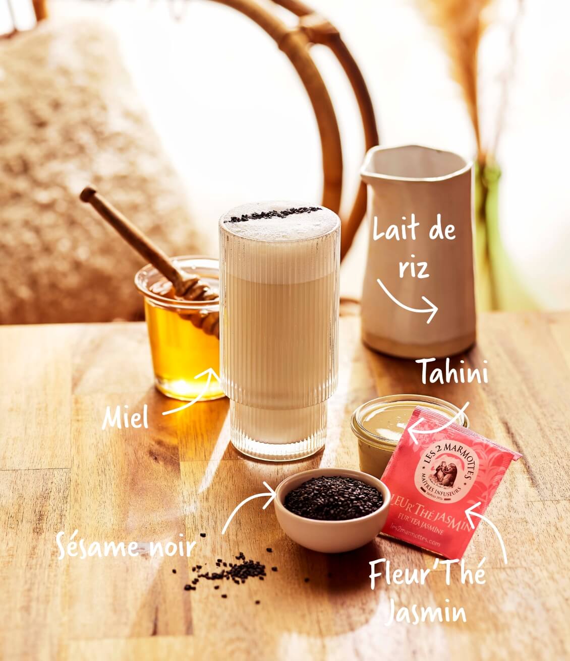 Recette de thé latte d'inspiration asiatique : thé vert au jasmin, lait de riz et sésame